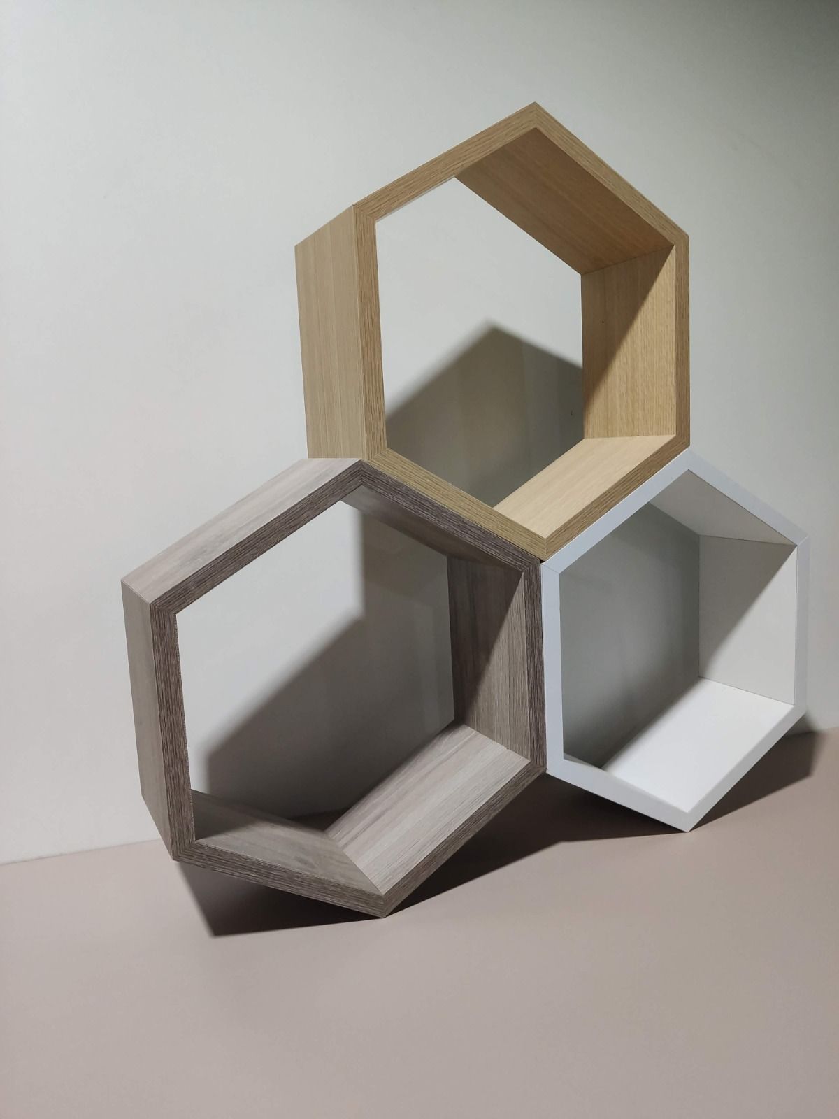 Étagères Murales Hexagonales – Design Géométrique Élégant en Bois